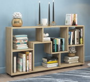Modernes, offenes Bücherregal in heller Eiche-Optik mit asymmetrischen Fächern, dekoriert mit Büchern, Kerzenständern und Pflanzen, Frontansicht in leicht schräger Perspektive.