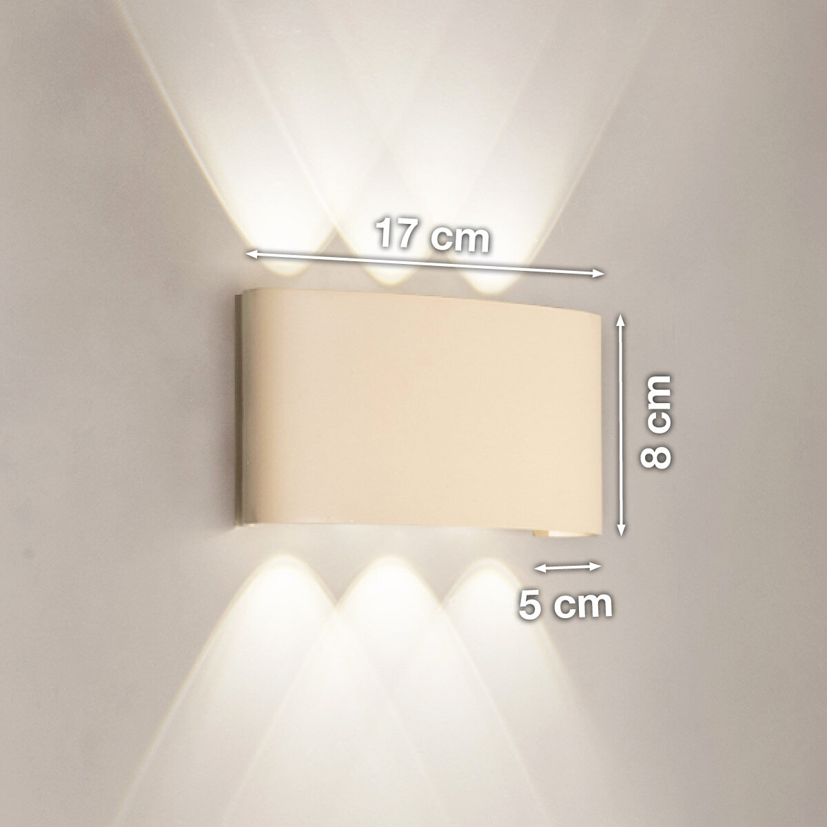 Weiße, moderne LED-Wandleuchte mit Up-&-Down-Lichtkegeln an grauer Wand, Maße 17 cm breit, 8 cm hoch, 5 cm tief, Frontansicht.