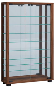 Frontale Ansicht einer modernen Vitrine mit Holzrahmen in Nussbaumoptik, transparenten Glasschiebetüren und mehreren Glasböden auf schwarzen Füßen.