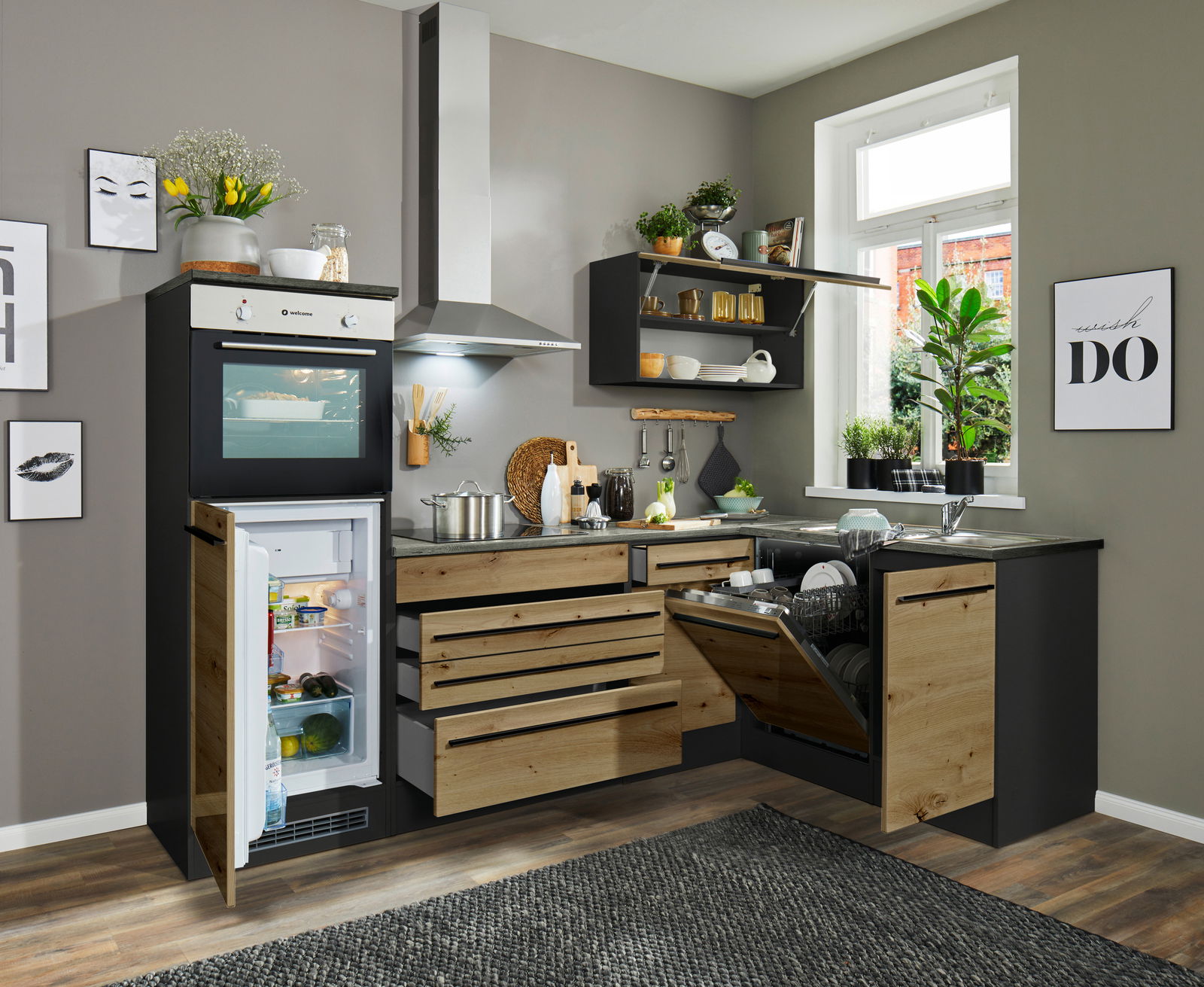 Moderne Küche mit Eckunterschrank, Holzfronten und integrierten Geräten, aus der Perspektive von vorne rechts.