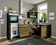 Moderne Küche mit Eckunterschrank, Holzfronten und integrierten Geräten, aus der Perspektive von vorne rechts.