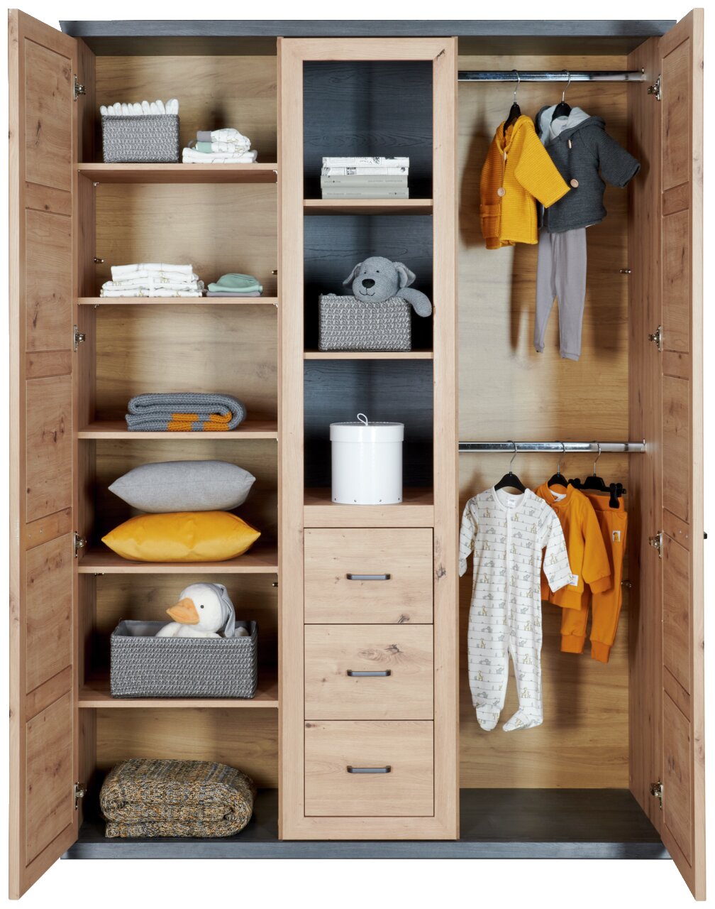 Offener Kleiderschrank mit zwei Türen, gefüllt mit Kinderkleidung, Spielzeug und Accessoires, aus der frontalen Perspektive.