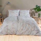 Bettwäsche-Set in sanften Grautönen mit Blattmuster, auf einem Bett mit Holzfußboden und moderner Dekoration, aus der Vorderansicht.