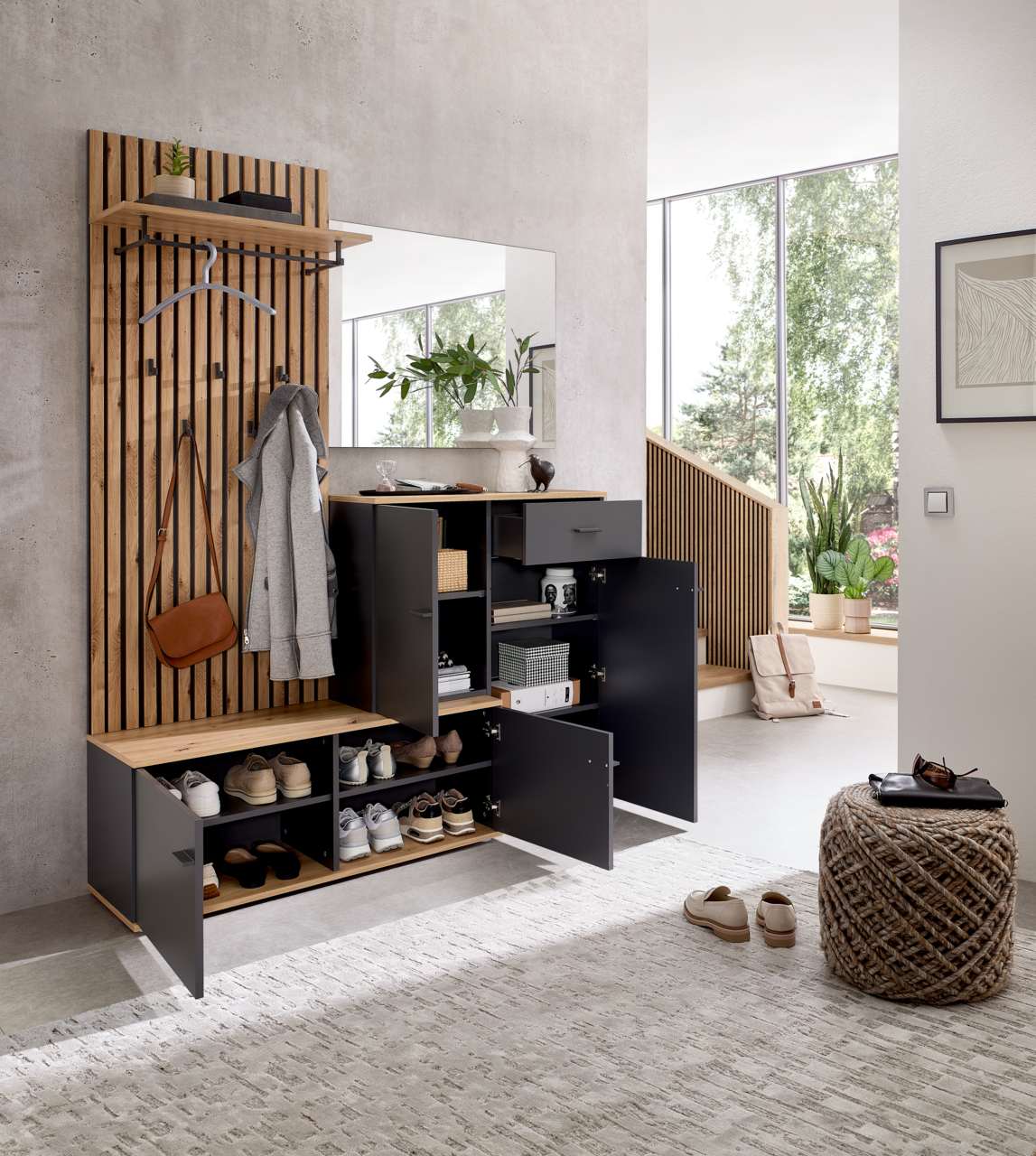 Moderne Kompaktgarderobe mit Holz- und Metallelementen, inklusive Spiegel, Kleiderhaken und Stauraum, aus der Perspektive eines hellen Eingangsbereichs fotografiert.