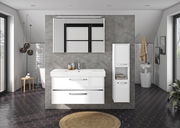 Moderner weißer Midischrank in einem stilvollen Badezimmer, frontal betrachtet, neben einem Waschbecken mit Spiegel.