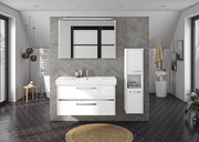 Moderner weißer Midischrank in einem stilvollen Badezimmer, frontal betrachtet, neben einem Waschbecken mit Spiegel.