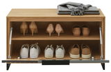 Garderobenbank aus Holz mit zwei Regalböden, auf denen verschiedene Schuhe stehen. Oben liegt eine gefaltete graue Decke. Frontale Perspektive.