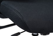 Nahaufnahme eines schwarzen Drehstuhlsitzes mit Textilbezug, seitliche Perspektive