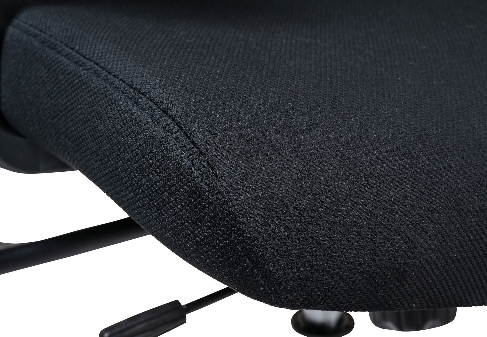 Nahaufnahme eines schwarzen Drehstuhlsitzes mit Textilbezug, seitliche Perspektive