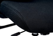 Nahaufnahme eines schwarzen Drehstuhlsitzes mit Textilbezug, seitliche Perspektive