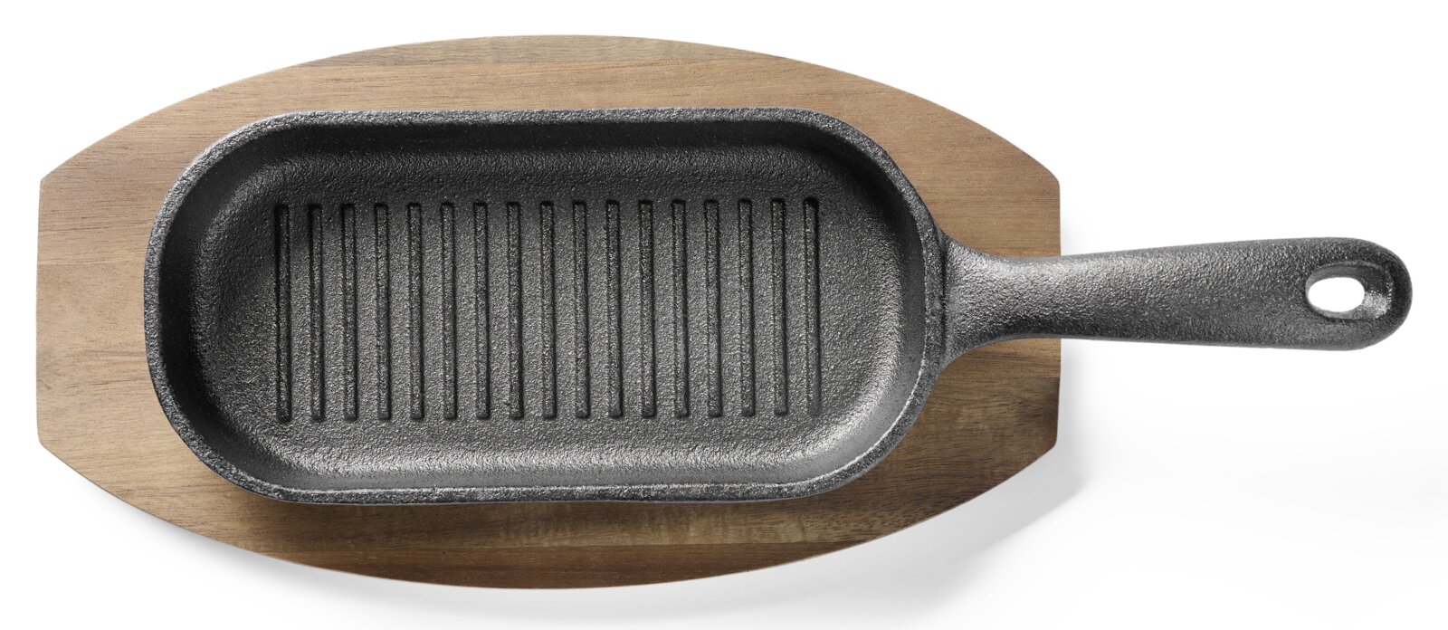 Grillpan met handvat op een houten plank, bovenaanzicht