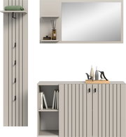 Modernes Badezimmer-Set mit großem rechteckigen Spiegel über weißem Waschtisch-Unterschrank mit vertikalen schwarzen Linien, offenen Regalfächern und dekorativen Accessoires; Frontansicht leicht von rechts.