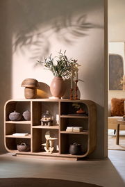 Holz-Standregal mit dekorativen Gegenständen, seitliche Perspektive