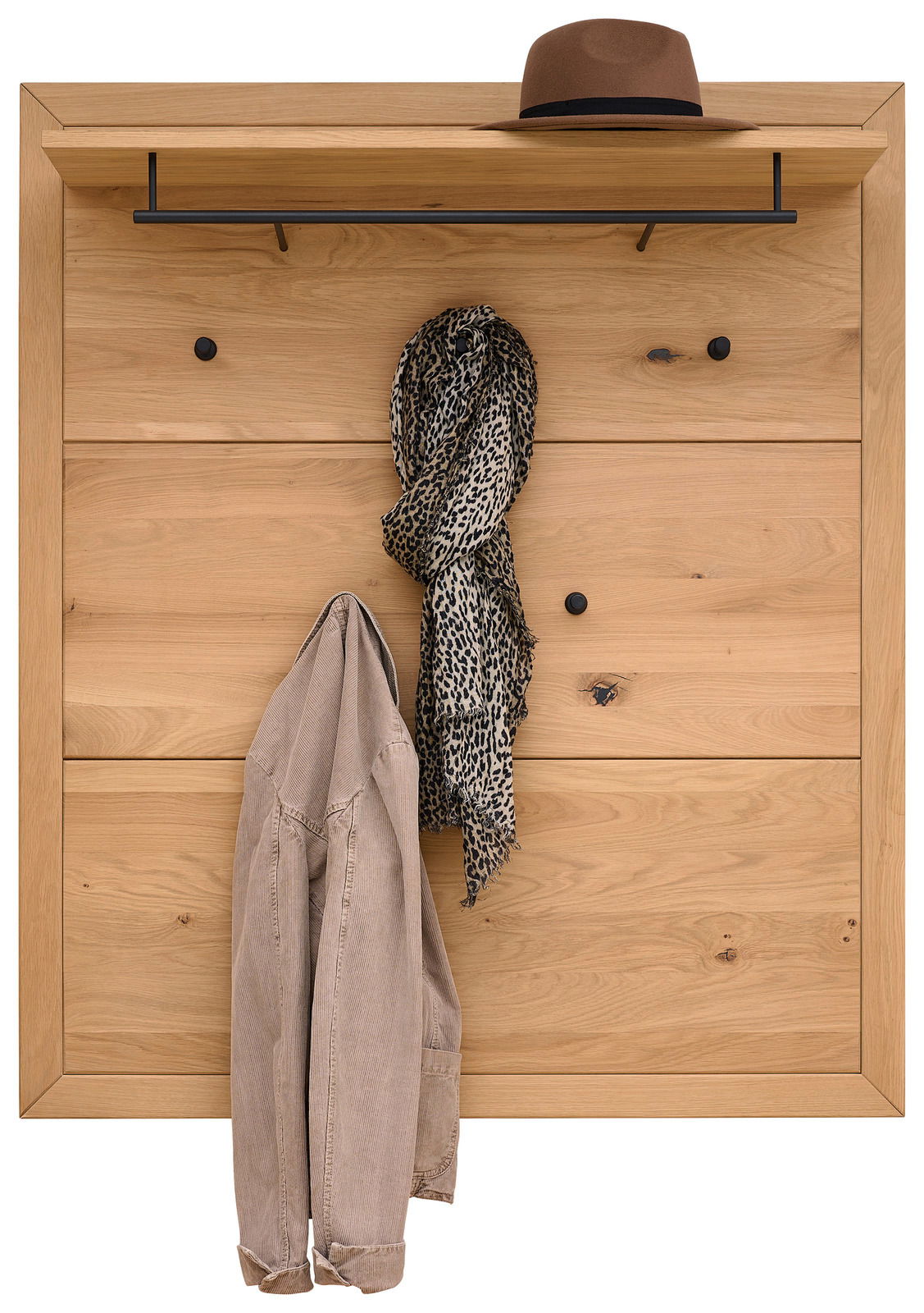 Garderobenpaneel aus Holz mit Hutablage, Kleiderhaken und einer Jacke sowie einem Schal, frontal betrachtet.