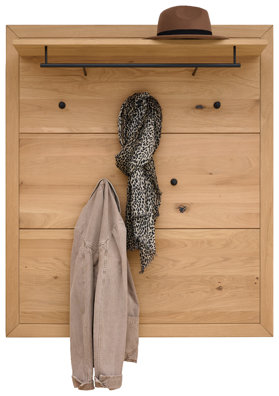Linea Natura Garderobenpaneel CLEVELAND Garderobenpaneel aus Holz mit Hutablage, Kleiderhaken und einer Jacke sowie einem Schal, frontal betrachtet.