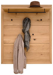 Garderobenpaneel aus Holz mit Hutablage, Kleiderhaken und einer Jacke sowie einem Schal, frontal betrachtet.