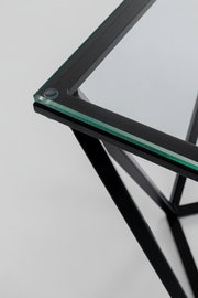 Nahaufnahme eines modernen Beistelltisches mit Glasplatte und schwarzem Metallrahmen, von oben betrachtet.