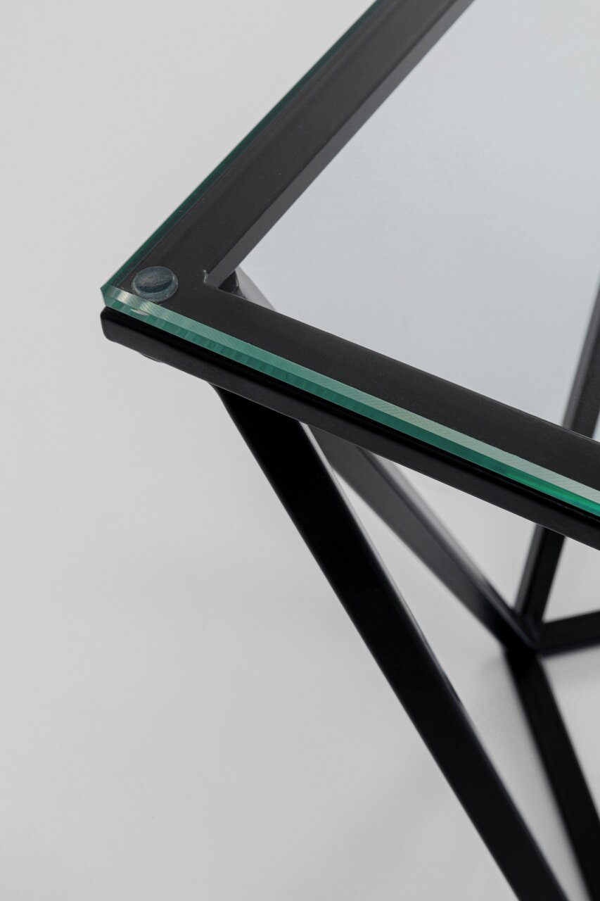 Nahaufnahme eines modernen Beistelltisches mit Glasplatte und schwarzem Metallrahmen, von oben betrachtet.
