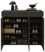 Schuhschrank in Frontalansicht mit offenen Türen, gefüllt mit verschiedenen Schuhen und dekorativen Gegenständen auf der Oberseite.