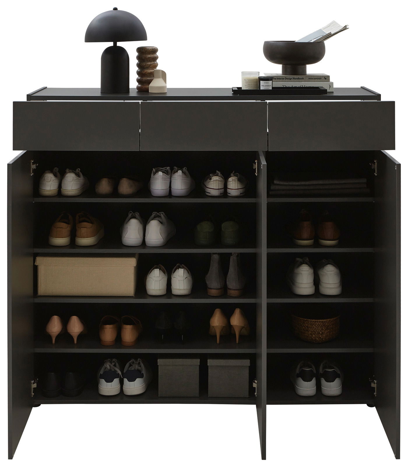 Schuhschrank in Frontalansicht mit offenen Türen, gefüllt mit verschiedenen Schuhen und dekorativen Gegenständen auf der Oberseite.