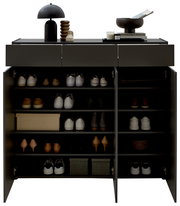 Schuhschrank in Frontalansicht mit offenen Türen, gefüllt mit verschiedenen Schuhen und dekorativen Gegenständen auf der Oberseite.