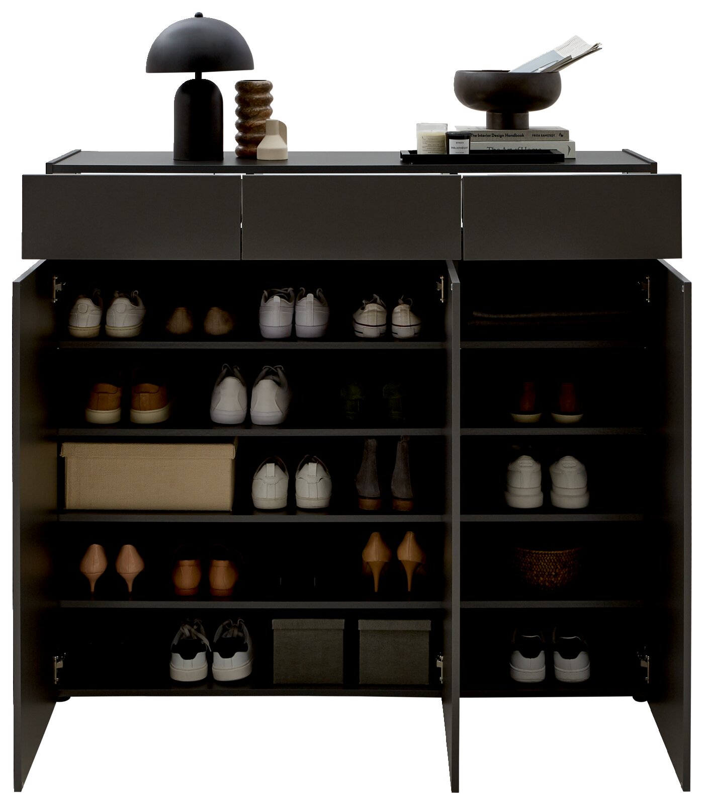 Schuhschrank in Frontalansicht mit offenen Türen, gefüllt mit verschiedenen Schuhen und dekorativen Gegenständen auf der Oberseite.