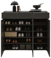 Schuhschrank in Frontalansicht mit offenen Türen, gefüllt mit verschiedenen Schuhen und dekorativen Gegenständen auf der Oberseite.