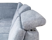 Graues Sofa mit verstellbarer Kopfstütze, seitliche Perspektive