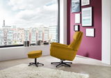 Gelber Sessel mit Hocker in modernem Wohnzimmer, seitliche Perspektive, mit Blick auf große Fenster und Stadtansicht.