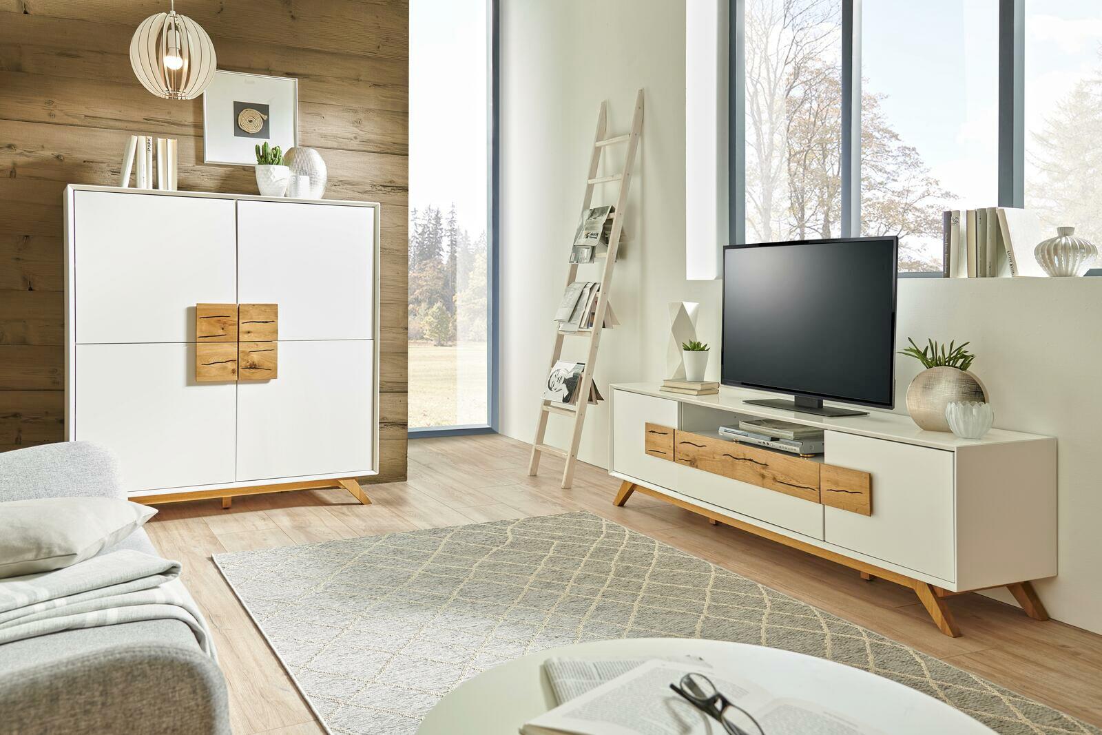 Modernes Wohnzimmer mit weißem Highboard und TV-Lowboard aus Holz, seitliche Perspektive