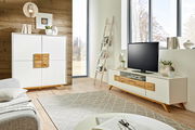 Modernes Wohnzimmer mit weißem Highboard und TV-Lowboard aus Holz, seitliche Perspektive