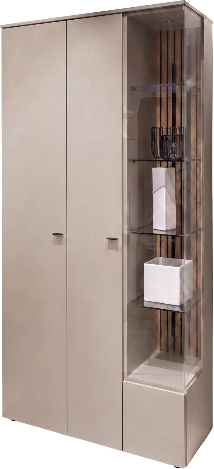 Moderne hoge vitrinekast in taupe met twee dichte deuren, glazen zijvitrine, glazen legplanken en decoratieve houten latten, schuin van voren en rechts weergegeven.