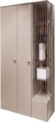 Moderne hoge vitrinekast in taupe met twee dichte deuren, glazen zijvitrine, glazen legplanken en decoratieve houten latten, schuin van voren en rechts weergegeven.