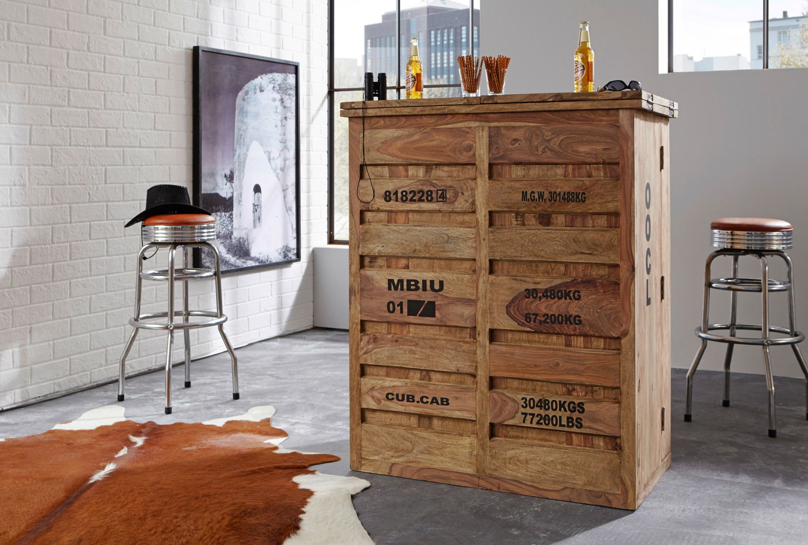 Holzbar im industriellen Stil mit Aufdrucken, umgeben von Barhockern und Dekorationen in einem modernen Raum. Perspektive von vorne.