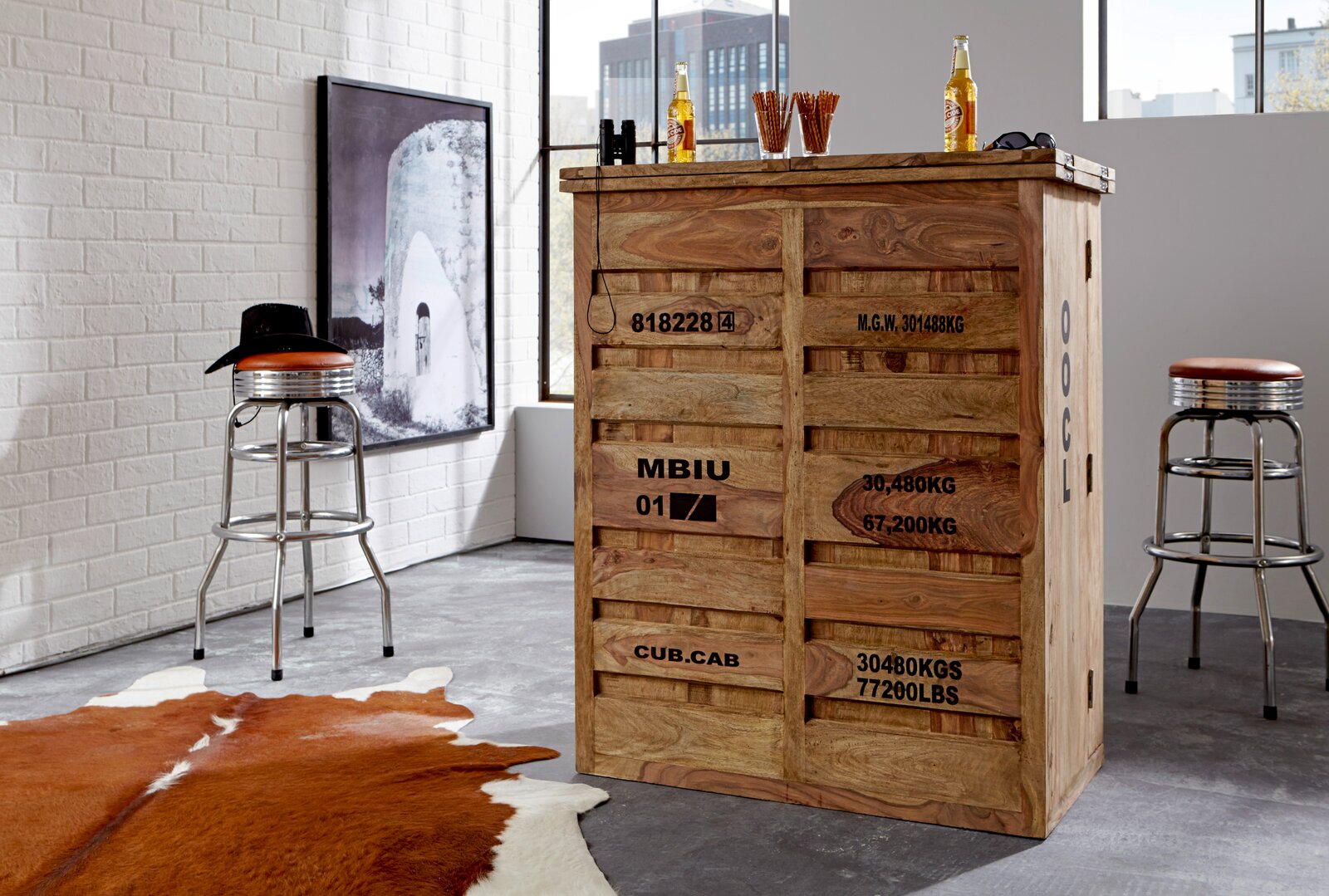 Holzbar im industriellen Stil mit Aufdrucken, umgeben von Barhockern und Dekorationen in einem modernen Raum. Perspektive von vorne.