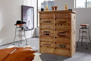 Holzbar im industriellen Stil mit Aufdrucken, umgeben von Barhockern und Dekorationen in einem modernen Raum. Perspektive von vorne.