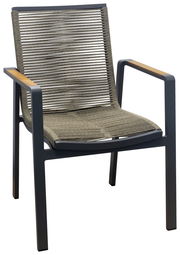 Moderner Stapelsessel mit Metallrahmen und geflochtener Sitzfläche, seitliche Perspektive