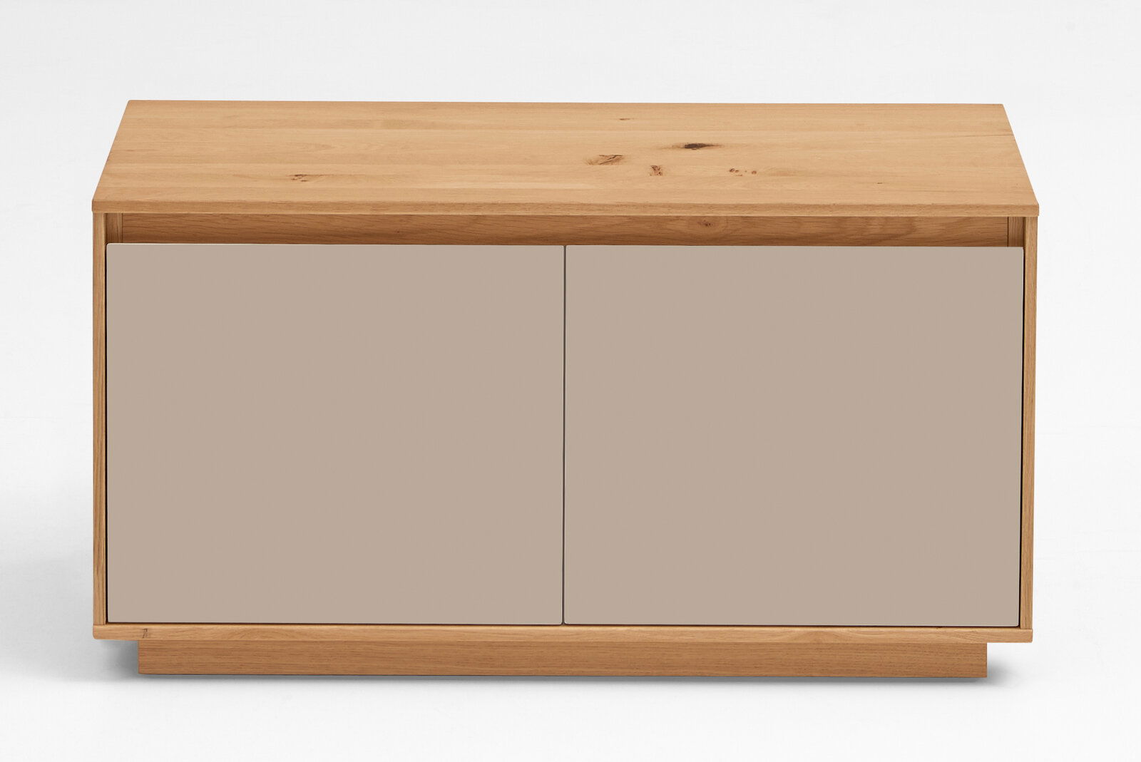 Garderobenbank aus Holz mit zwei Türen in Frontansicht