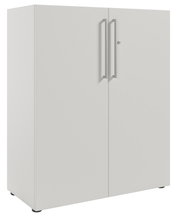 Weißer Aktenschrank mit zwei Türen und silbernen Griffen, seitliche Perspektive