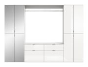 Frontale Ansicht einer modernen, weißen Garderobenkombination mit mehreren Schränken und Schubladen.