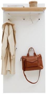 Garderoben-Set mit Holzablage, Kleiderhaken und Kleiderstange, frontal fotografiert. Beigefarbener Mantel und braune Tasche hängen an den Haken.