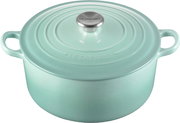 Türkiser Le Creuset Gusseisen-Bräter mit Deckel und Edelstahlknauf, mit zwei seitlichen Griffen, in leicht schräger Ansicht von oben vor weißem Hintergrund