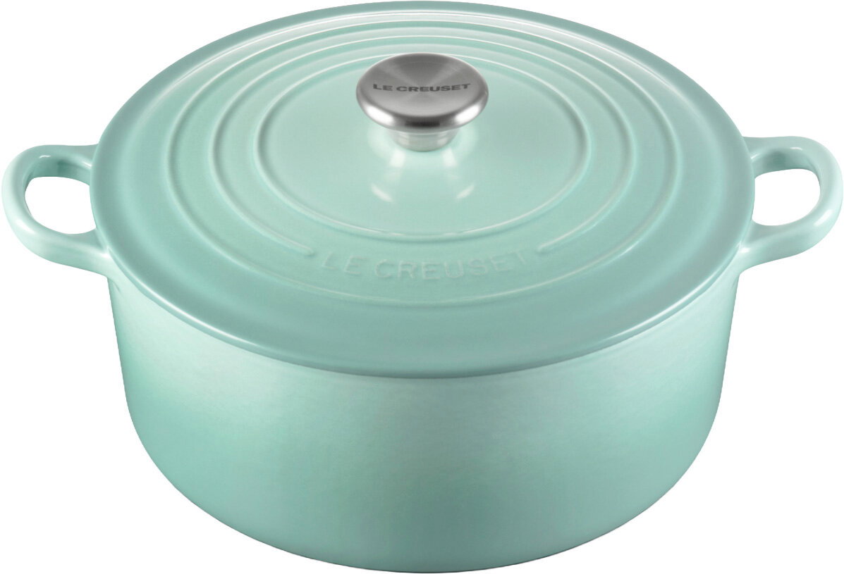 Türkiser Le Creuset Gusseisen-Bräter mit Deckel und Edelstahlknauf, mit zwei seitlichen Griffen, in leicht schräger Ansicht von oben vor weißem Hintergrund