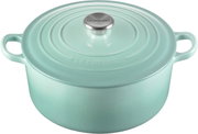 Türkiser Le Creuset Gusseisen-Bräter mit Deckel und Edelstahlknauf, mit zwei seitlichen Griffen, in leicht schräger Ansicht von oben vor weißem Hintergrund
