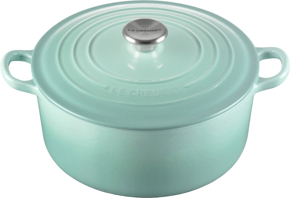Türkiser Le Creuset Gusseisen-Bräter mit Deckel und Edelstahlknauf, mit zwei seitlichen Griffen, in leicht schräger Ansicht von oben vor weißem Hintergrund