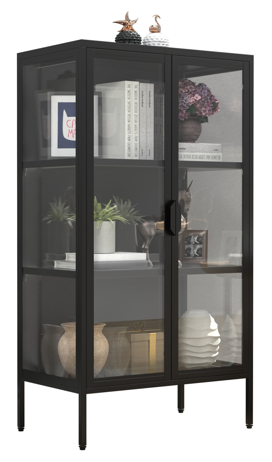 Schwarzer Vitrinenschrank mit Glasfront und Metallrahmen, gefüllt mit Deko und Büchern, in schräger Frontansicht (leicht von links)