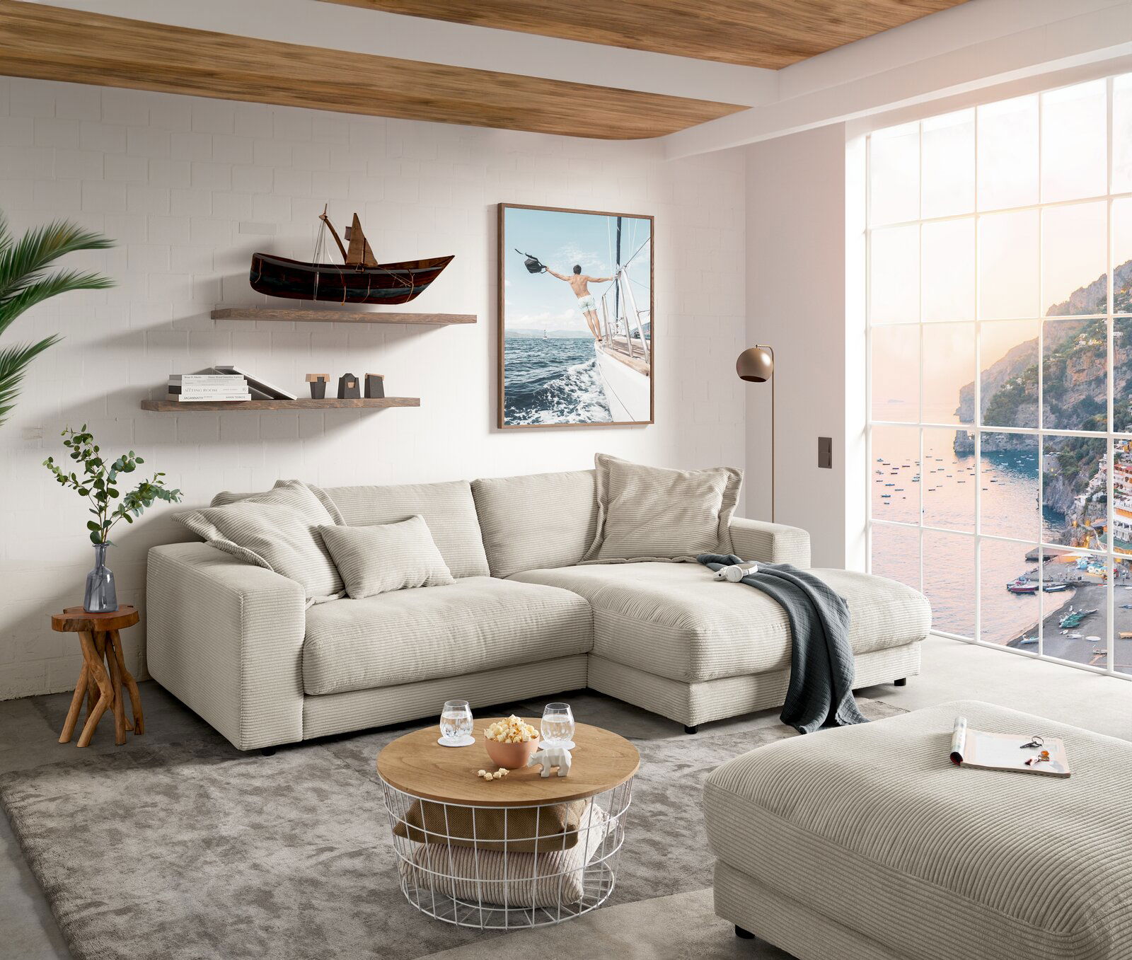 Pure Home Lifestyle Longchairkombination PURE 979 Gemütliche Longchairkombination in einem modernen Wohnzimmer mit Blick auf ein großes Fenster, das eine malerische Küstenlandschaft zeigt. Die Perspektive ist von vorne, mit einem Fokus auf die bequeme Polsterung und die stilvolle Einrichtung.