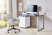 Modern bureau met glazen blad en metalen frame, voorzien van een witte rolcontainer en een computer, gezien vanaf de zijkant.