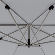 Ansicht von unten eines Pendelschirms mit stabilen Metallstreben und grauem Stoffbezug.
