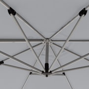 Onderaanzicht van een pendelparaplu met stevige metalen baleinen en een grijze stoffen bekleding.